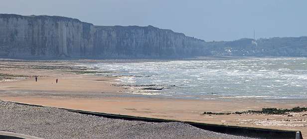 De kust tussen Veules-les-Roses en Saint-Valert-en-Caux (rechts)