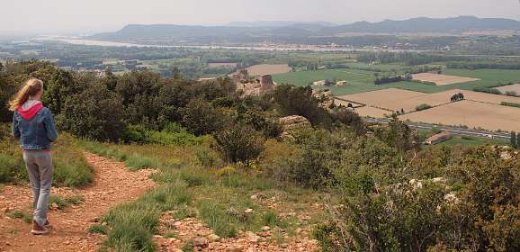 Vooraan het kasteel van Mornas met daarachter de Rhône vallei