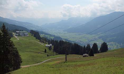 Rechts Brixen i. Thale, links het bergstation van de Gondelbahn Hochbrixen