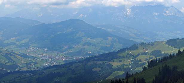 Links Kirchberg en rechts boven de Wilde Kaiser