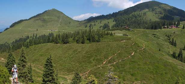 Een terugblik: rechts het Brechhornhaus en links boven het bergstation van de Alpenrosenbahn