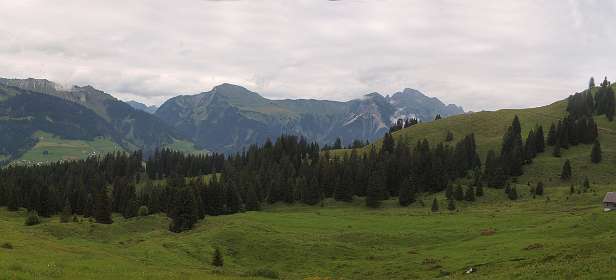 Rechts de Steris Alpe