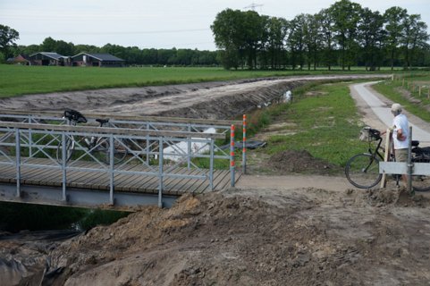 Dit is de Tusvelder waterleiding die de Doorbraak met de de Azelerbeek verbindt op 2014 05 20. Zie  hier ) voor een latere foto van dit gebied.