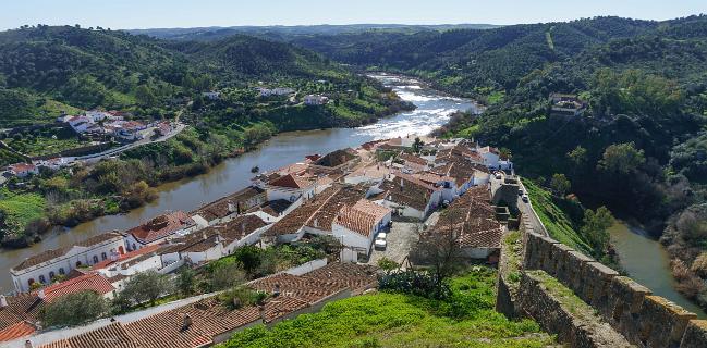 Mertola<br>Mertola met inks de Guardiana rivier, rechts de Ribeira de Oeiras