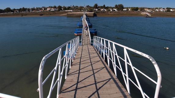 De ponton brug naar Pedras del Rei
