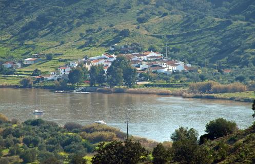 Spaans dorpje aan de overkant van de Guardiana rivier