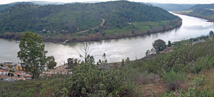 Guadiana rivier met het stadje Pomarao