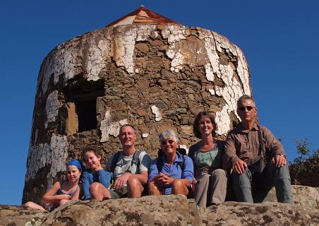 Frank, Lotte, Karen, André, Cees, Hetty<br>Bij de molen bij Corte das Donas eind 2012
