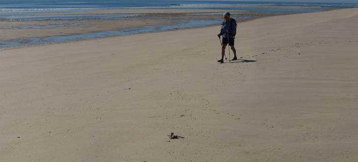 Alleen Hetty en André liepen verder langs het strand, Wim moest Corrie redden