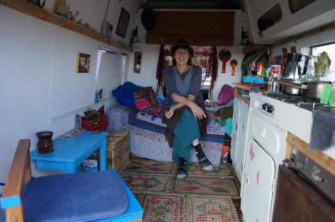 Karin van der Waals woont met haar hond in een VW camper.