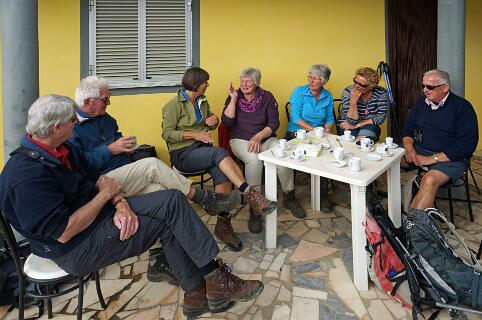 Betsy, Frits, Herman Hemel, Hetty, Joop, Wil Hemel<br>We beginnen met koffie in Alta Mora