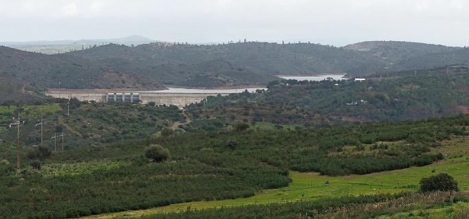 De stuwdam aan de Guadiana bij Pomarao en de grens met Spanje
