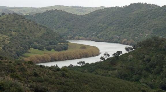 De Guadiana rivier waar de Ribeira do Vascao in uitkomt