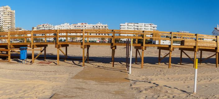 De nieuwe loopbrug over het strand van Monte Gordo