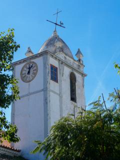 De kerktoren vanaf het pleintje in Moncarapachio