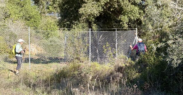 Hier werd de  oorspronkele route  geblokkeerd door een nieuw hek.