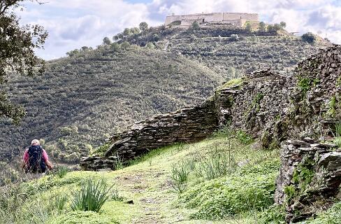 We komen aan op het Castela Velho de Alcoutim, rechts, met links boven het Castillo de San Marcos