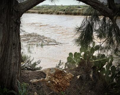 De wild stroomende Almagem rivier,