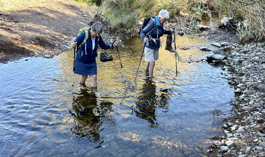 Omdat het veel geregend had moesten de schoenen uit om de Rio Seco over te komen.
