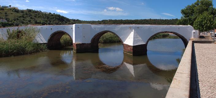 De Romaeise brug over de getijdenrivier de Arade