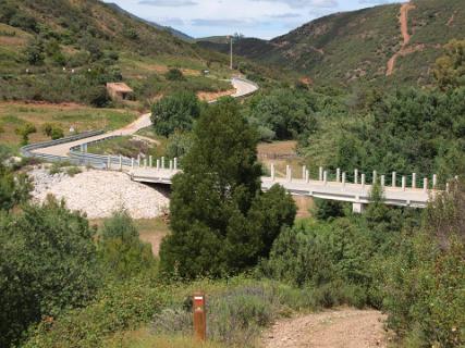 De brug over de Ribeira de Odelouca