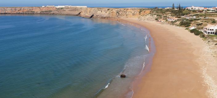Praia de Mareta, rechts Sagres, links Fortaleza de Sagres