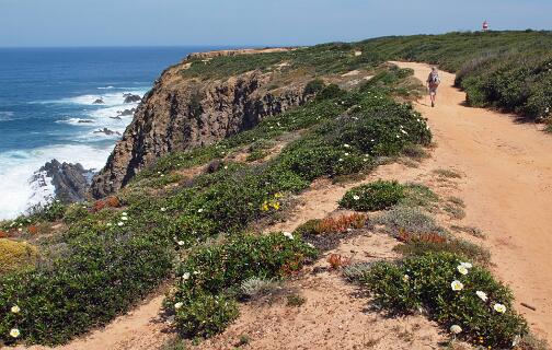 De vuurtoren van Cabo do Sardao komt in zicht