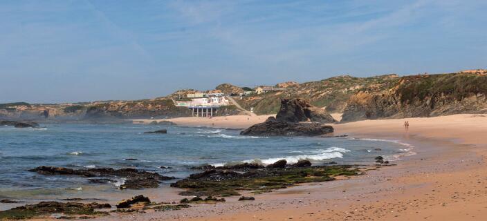 Het strand voor Almograve