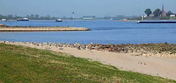 De Waal met de kerk van Haaften