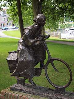 Verzetsmonument: Vrouw op voedseltocht