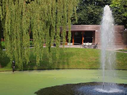 Vrouwenmonument in de Prinsentuinvijver