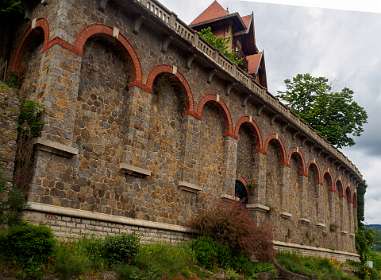 2: 170507145744naamloos<br>De keermuur van de tuin van Villa Maza