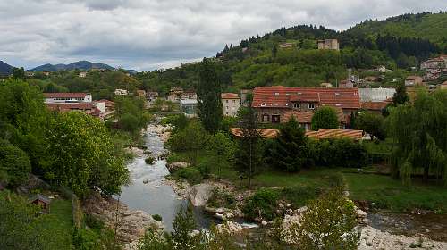 4: 170507150437naamloos<br>La Dorne met rechts boven Le Château de la Chèze