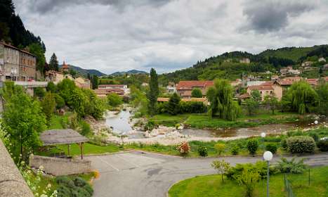 7: 170507150617naamloos-Pano<br>La Dorne met rechts boven Le Château de la Chèze