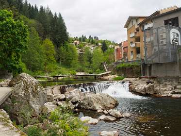 9: 170507152228naamloos<br>Rechts Le Cheylard aan de La Dorne