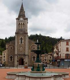 12: 170507153308naamloos<br>L'Eglise Notre Dame de l'Assomption aan La PLace Saléon-Terras