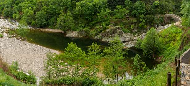 1: 170513104009PontDuDiable-Pano<br>De Ardèche met rechts de Pont Du Diable