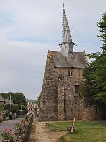 17: 2009 05 24_0641<br>Oude kerk in Plougrescant