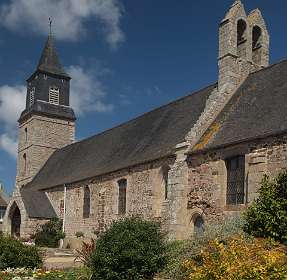 9: 2009 05 26_0698<br>De kerk in Plurien