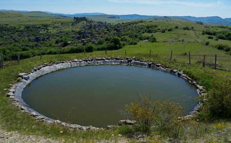14: 170529105136Nimes-Le-Vieux<br>Een Lavogne, een kunstmatige wateropslagplaats. Normaal verdwijnt het water hier direct diep in de grond.