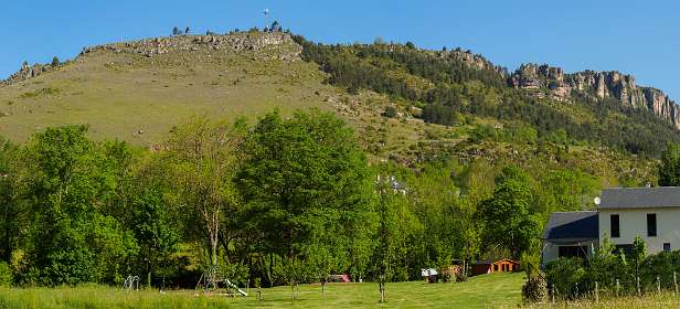1: 170526093938naamloos-Pano<br>Deze bergrug gaan we beklimmen. we komen langs de zendmast in het midden.