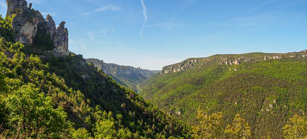 4: 170521104021Bruel-Pano<br>Links de D16 waar wij liepen en rechts de Causse de Sauveterre