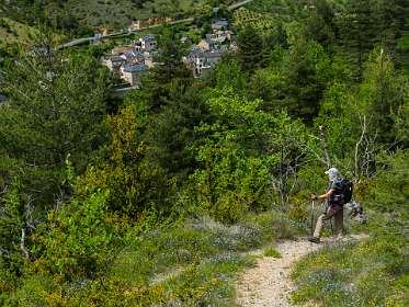 32: 170521144956Bruel<br>Les Vignes is weer in zicht vanaf het pad van de D16 naar de camping