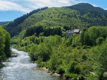 11: 170516113100Florac<br>Via de brug gaan we deze berg over naar Florac