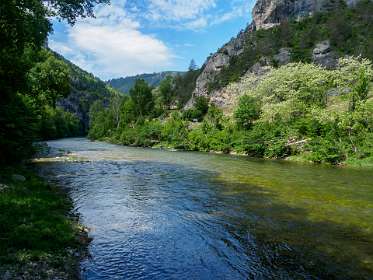 2: 170518121056Sainte-Enimie<br>We lopen via een pad aan de overkant van de tarn naar Sainte-Enemie