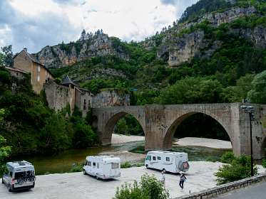 25: 170518143322Sainte-Enimie<br>Over de brug start een voetpad naar Saint-Chély du Tarn
