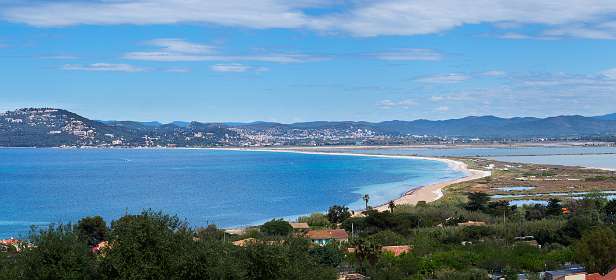 15: 190513-121428_Giens-Pano<br>Links Hyères en rechts de weg naar het eiland en de étang des  Pesquires