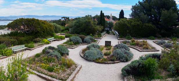 16: 190513-122412_Giens-Pano<br>Tuin in Giens