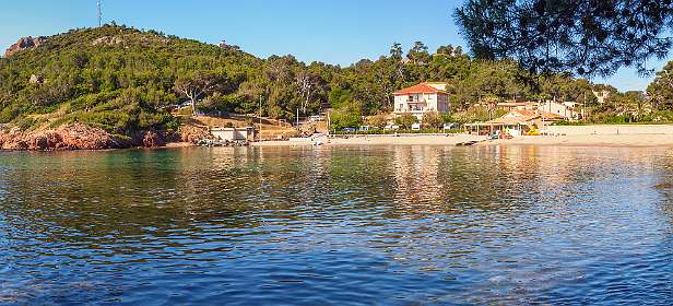 1: 19050530-3009474703_Agay-Pano<br>Plage de Camp Long met links van het midden Cap du Dramont