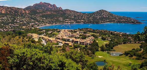 17: 19050530-3013202029_Agay-Pano<br>De baai van Agay vanaf de Belvedere du Dramont